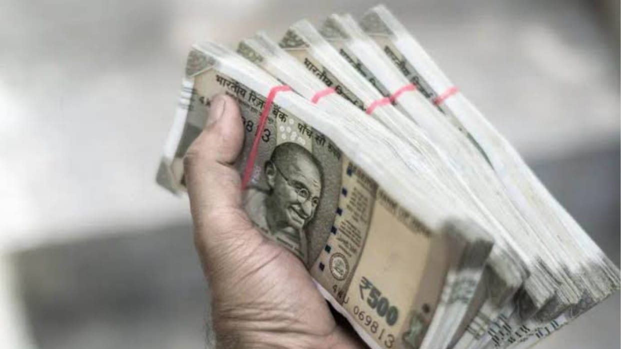 Amidst bribery allegations, a bundle of currency notes was placed before the SDM, causing a stir at the Tehsil