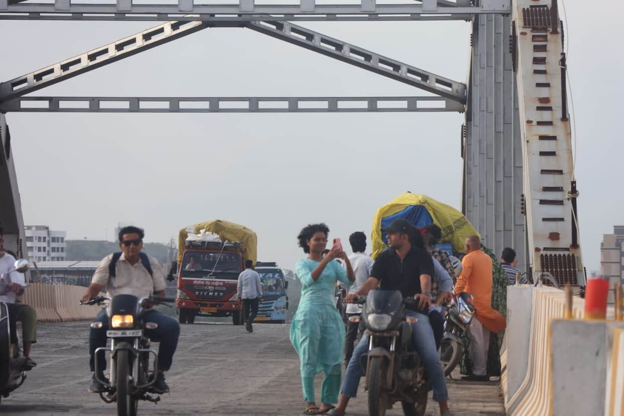 Indore: Indore's double-decker bridge has become a picnic spot; people are stopping to shoot reels and take se