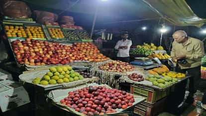 प्रयागराज में फलों की खरीददारी करते लोग।