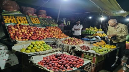 प्रयागराज में फलों की खरीददारी करते लोग।