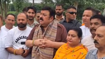 भाजपा नेता श्वेत मलिक पहुंचे अड्डा कोलियां