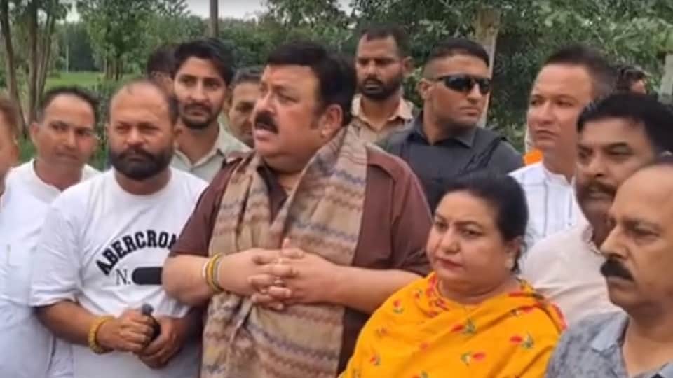 भाजपा नेता श्वेत मलिक पहुंचे अड्डा कोलियां