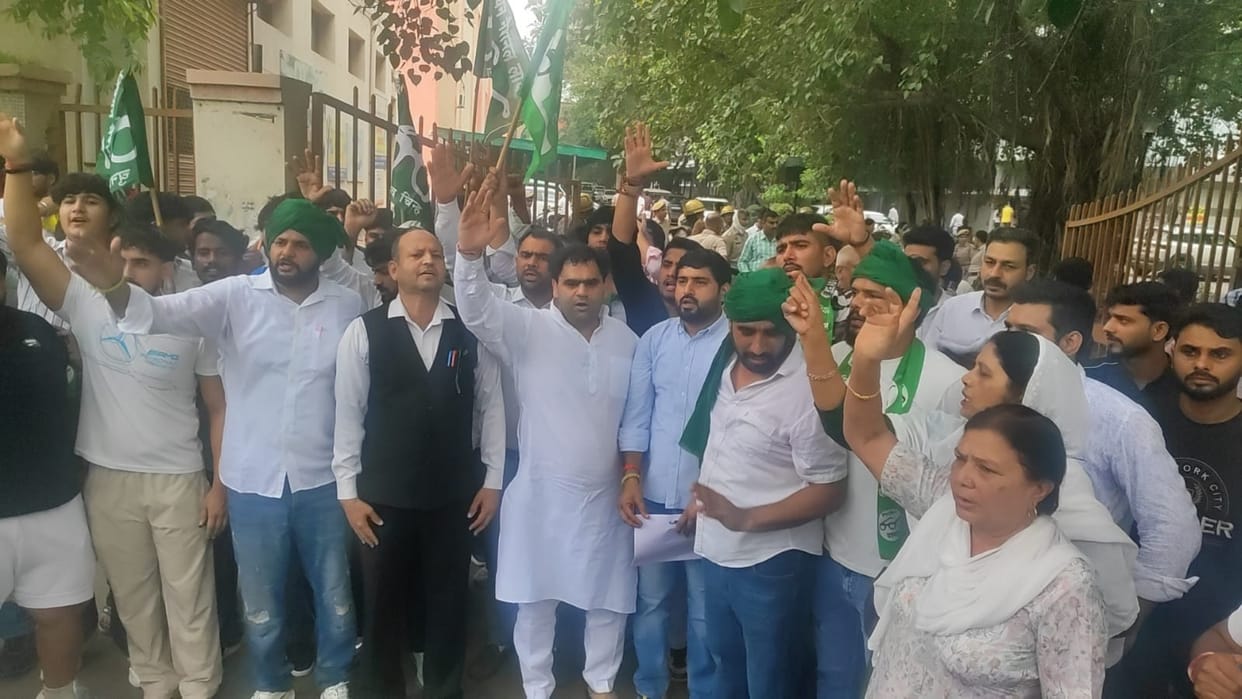 Opposition takes to the streets against paper leak and lathi-charge at Jantar Mantar; lawyers halt work