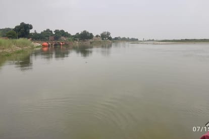 Hardoi 1.19 lakh cusecs of water released from barrages Ganga and Ramganga rivers in spate