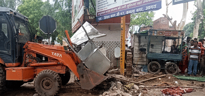 सीएम योगी के दौरे से पहले आगरा में चला बुलडोजर
