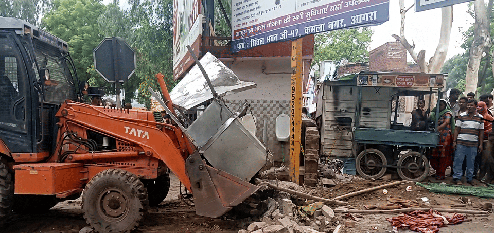 Ahead of CM Yogi's Visit Agra Civic Body Clears Encroachments, Imposes Fine