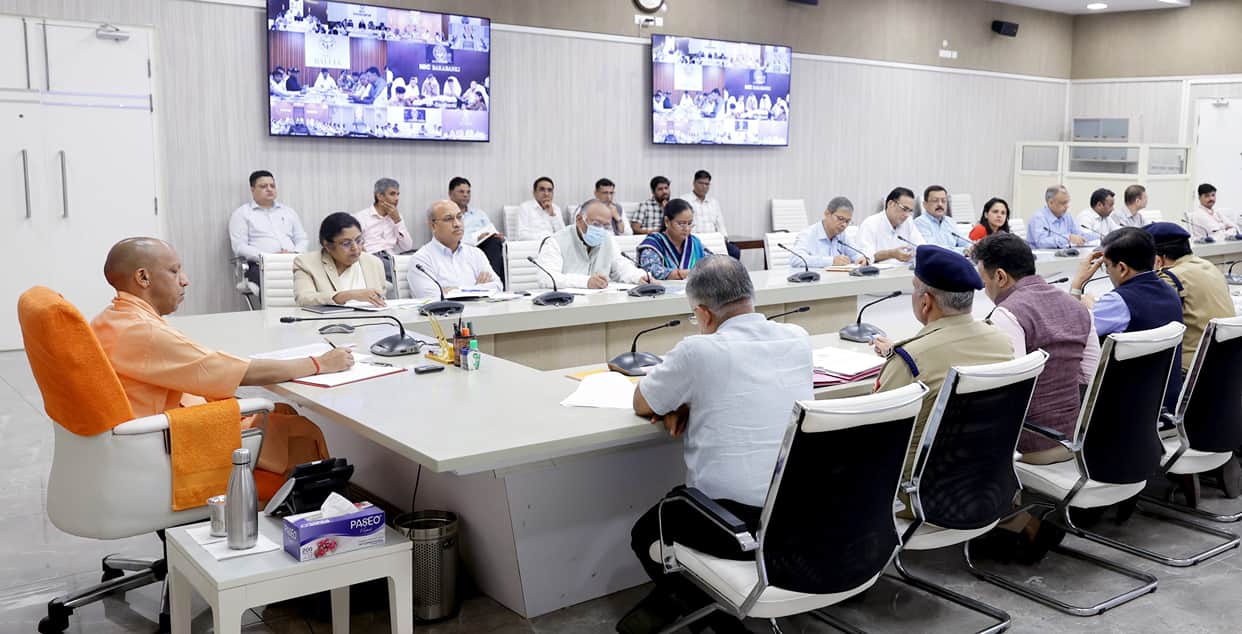 UP: CM Yogi reprimanded the officials of the Power Corporation, asked why cases of overbilling are coming up?
