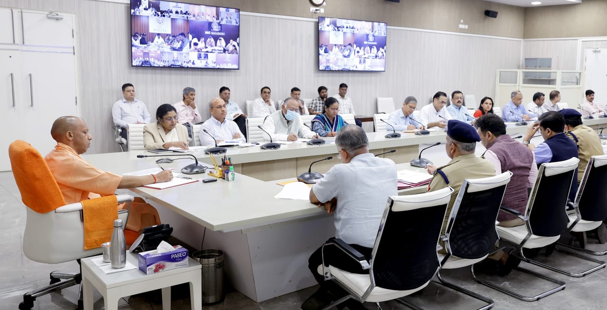 UP: CM Yogi reprimanded the officials of the Power Corporation, asked why cases of overbilling are coming up?