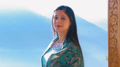 Saanvi talwar accused karan kundra for forcefully kissing abusing and slapping her on a tv serial set