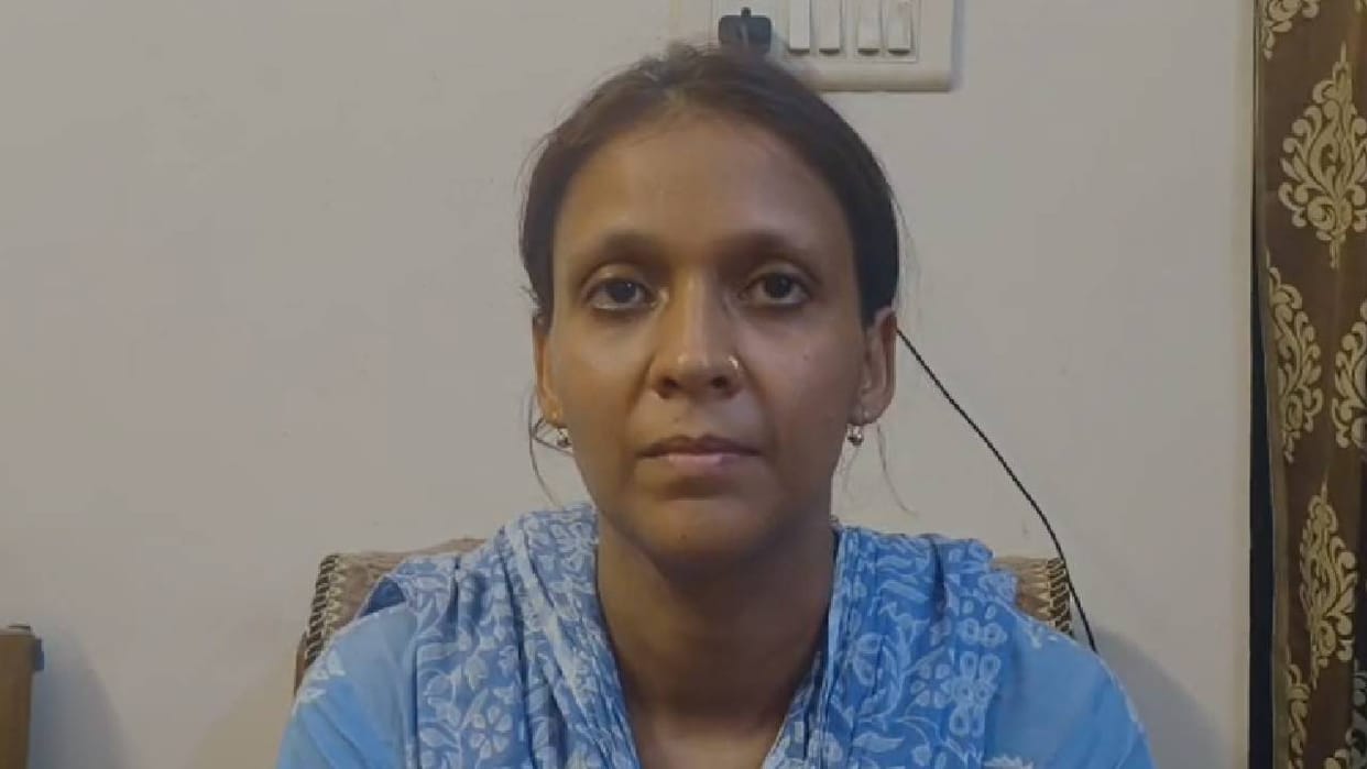 Lucknow: Motorcyclist throws chili powder at teacher's face in robbery attempt; FIR not registered even after