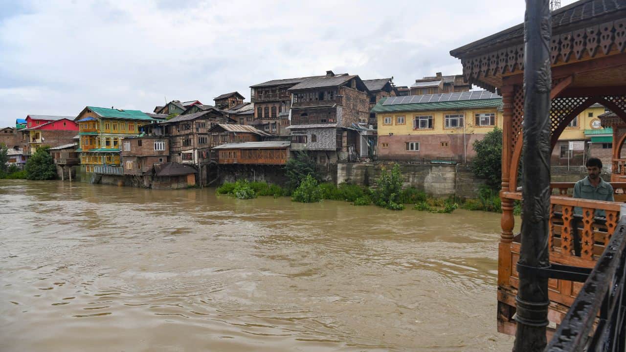 Rains trigger flood scare in Kashmir, water level in most rivers remain high Srinagar