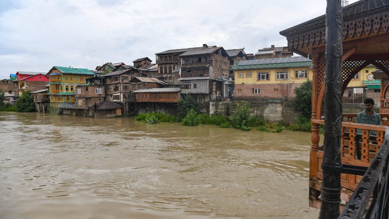 Rains trigger flood scare in Kashmir, water level in most rivers remain high Srinagar