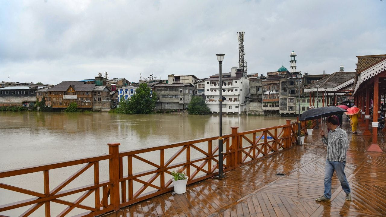Rains trigger flood scare in Kashmir, water level in most rivers remain high Srinagar