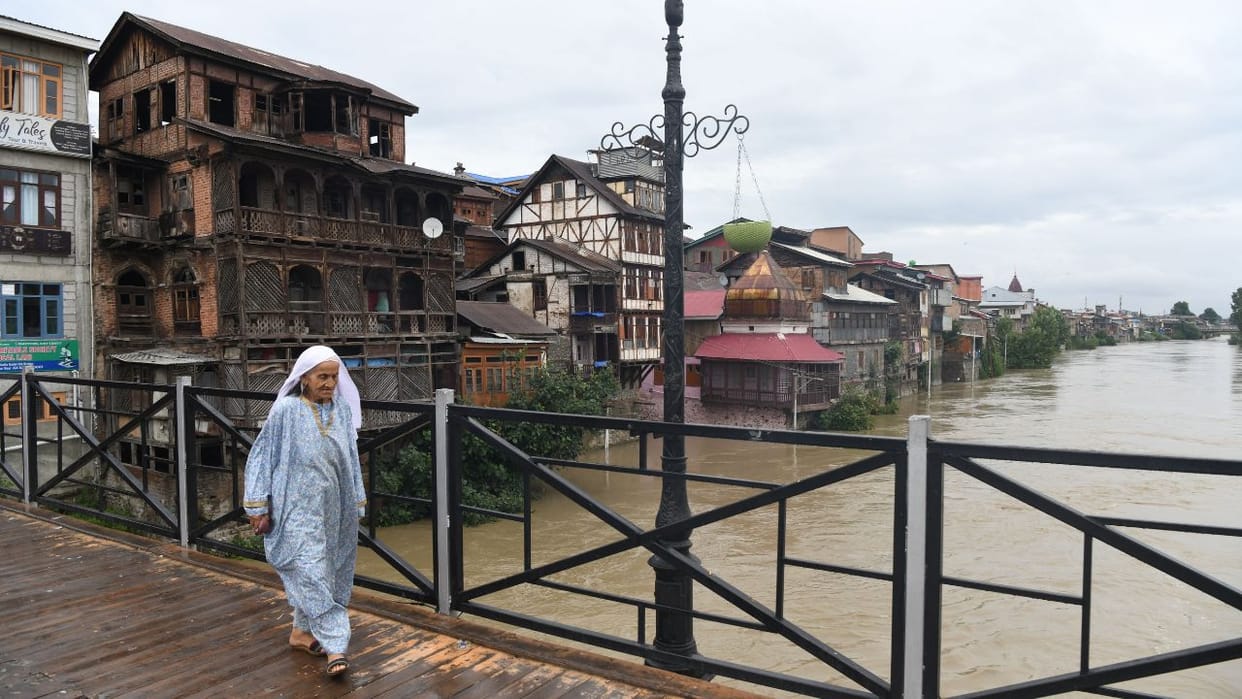Rains trigger flood scare in Kashmir, water level in most rivers remain high Srinagar
