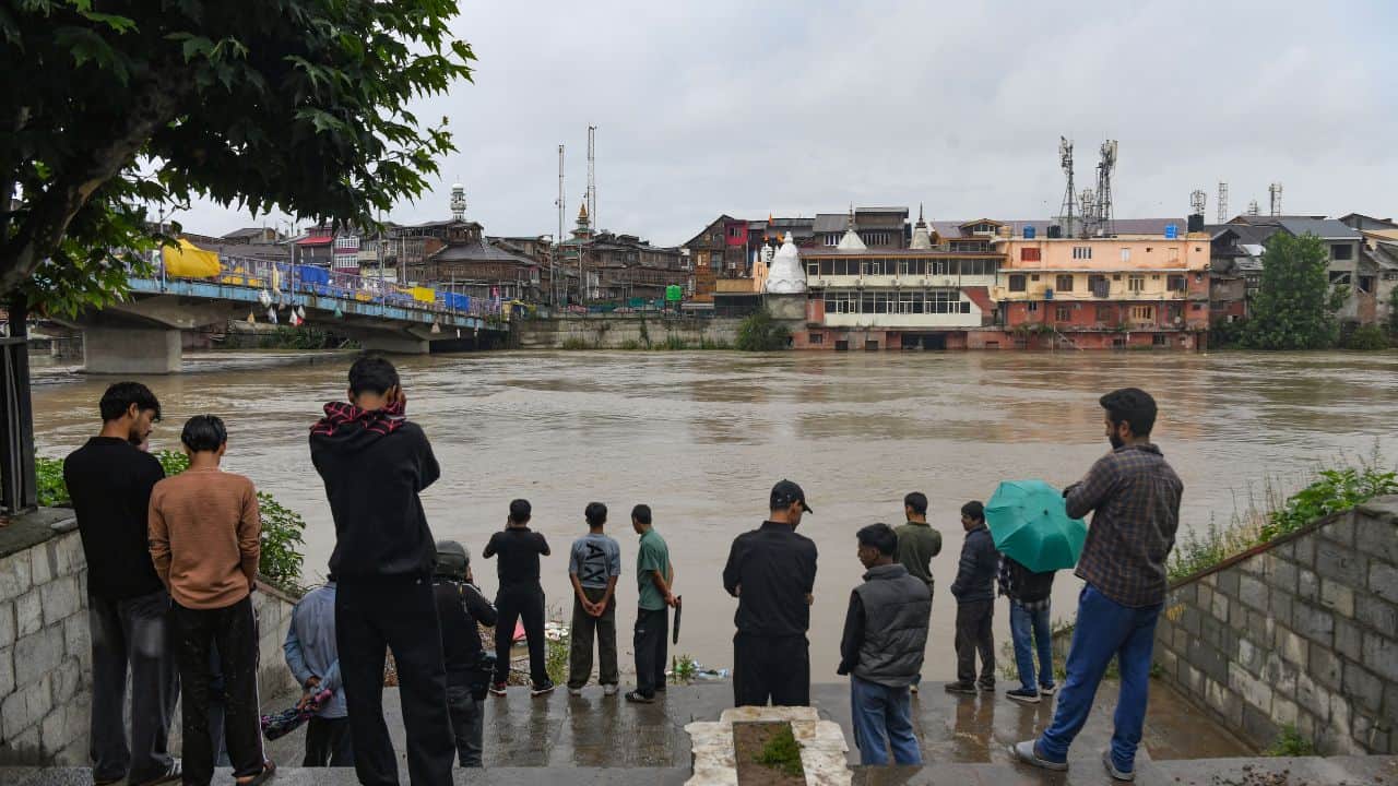 Rains trigger flood scare in Kashmir, water level in most rivers remain high Srinagar