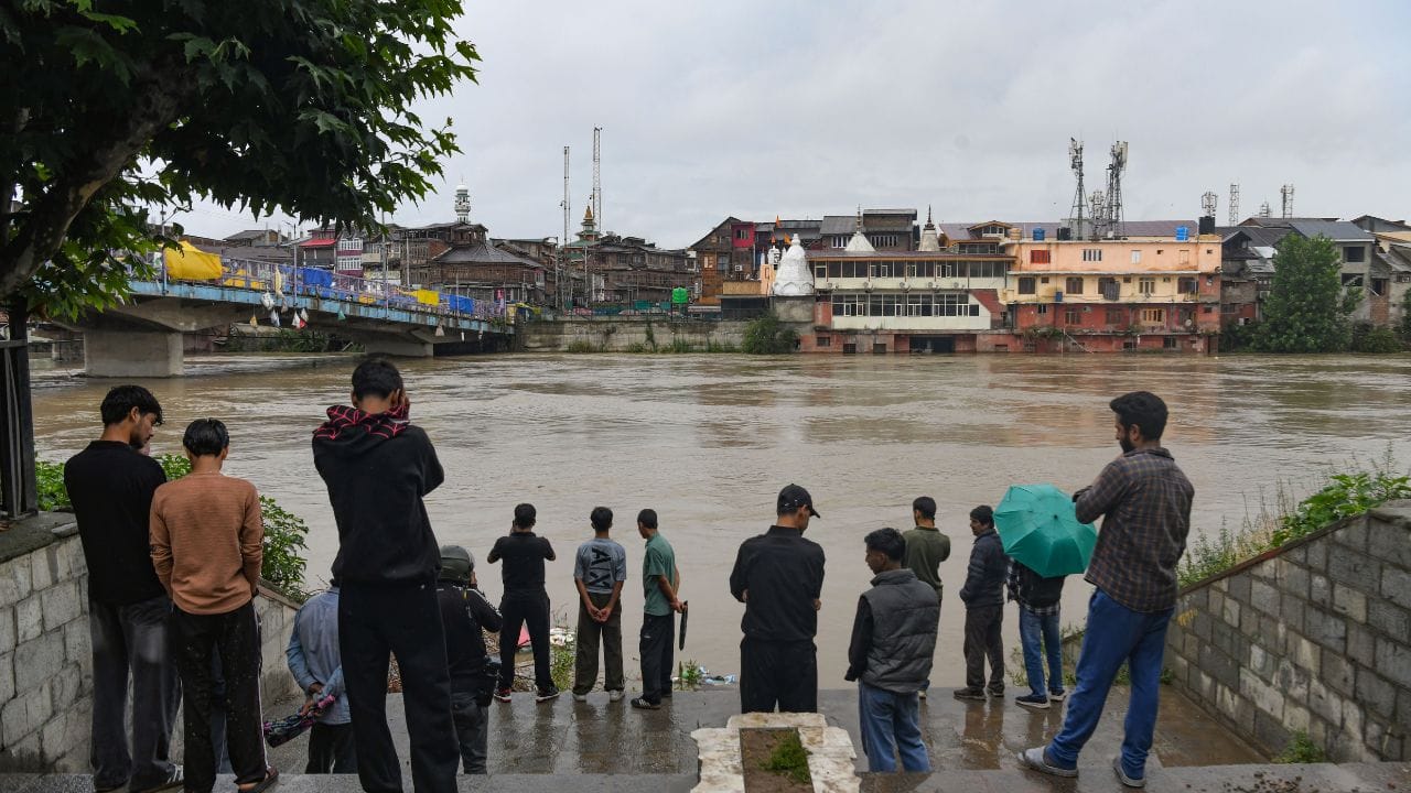 Rains trigger flood scare in Kashmir, water level in most rivers remain high Srinagar