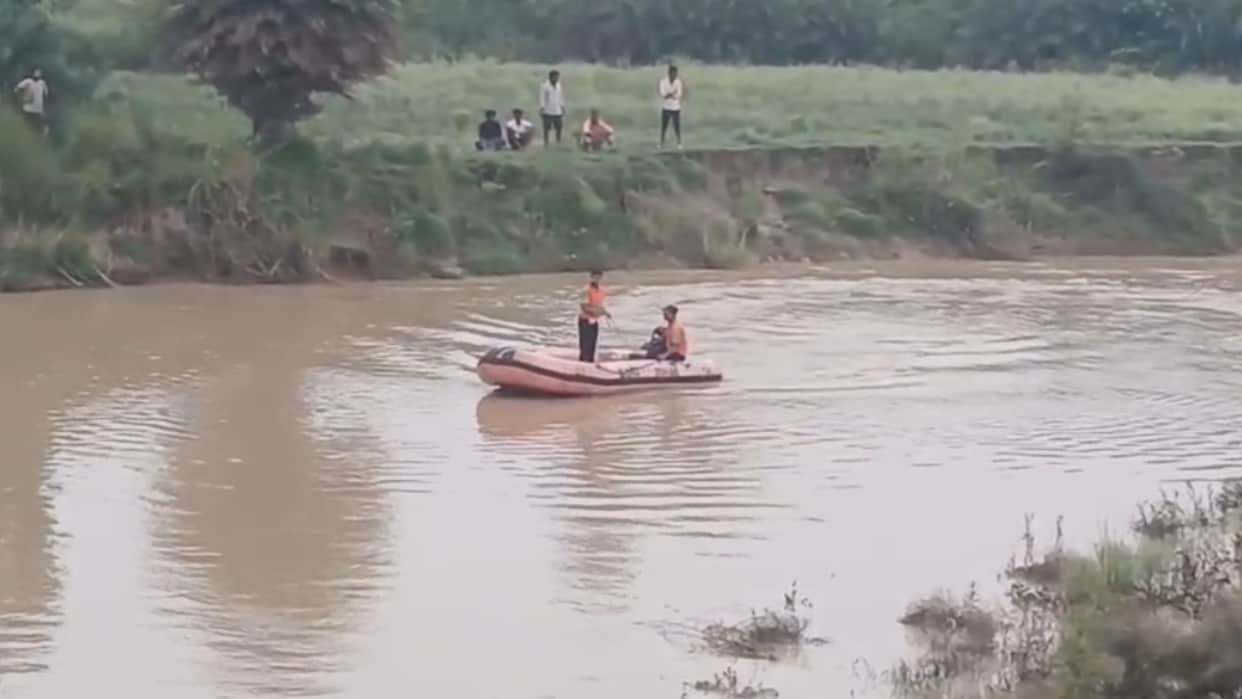Bihar 15-Year-Old Boy Drowns in River After Jumping off Bridge to Win Bet SDRF Search Underway