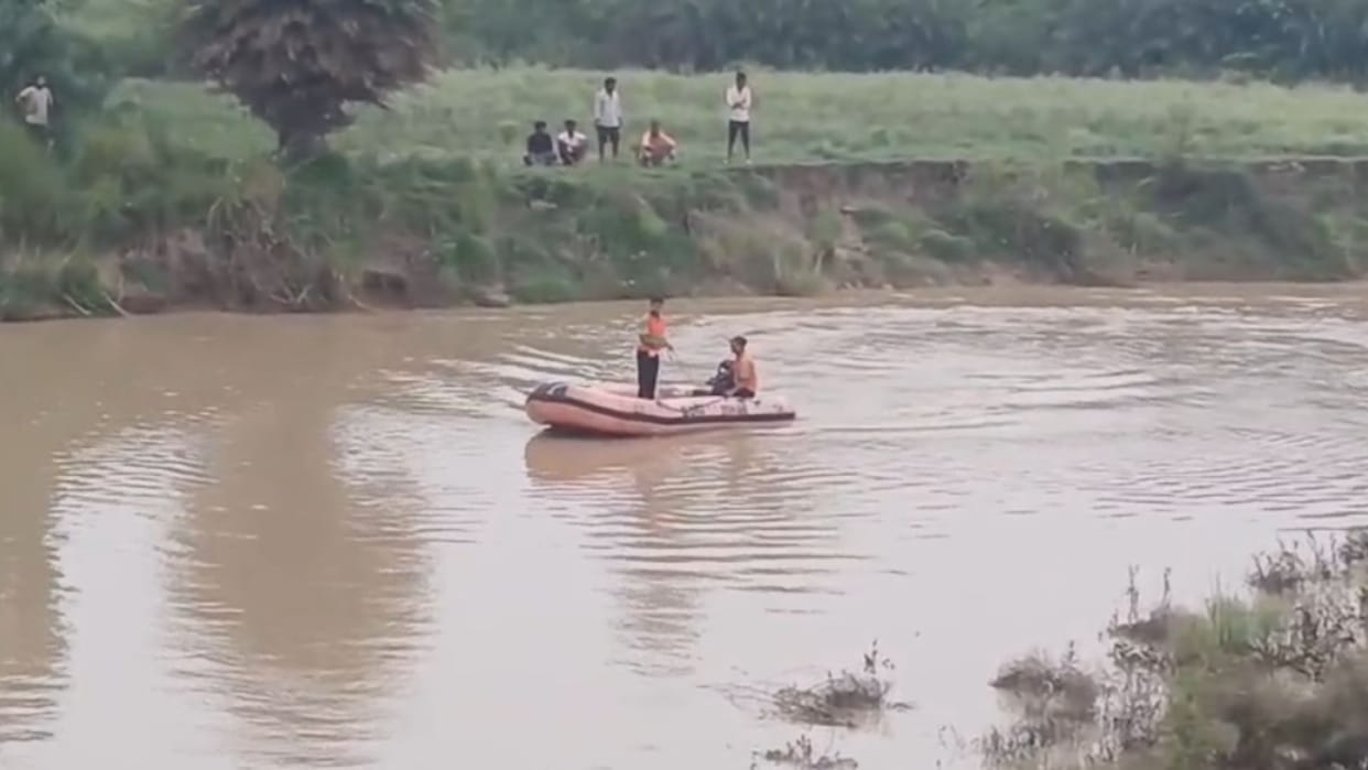 Bihar 15-Year-Old Boy Drowns in River After Jumping off Bridge to Win Bet SDRF Search Underway