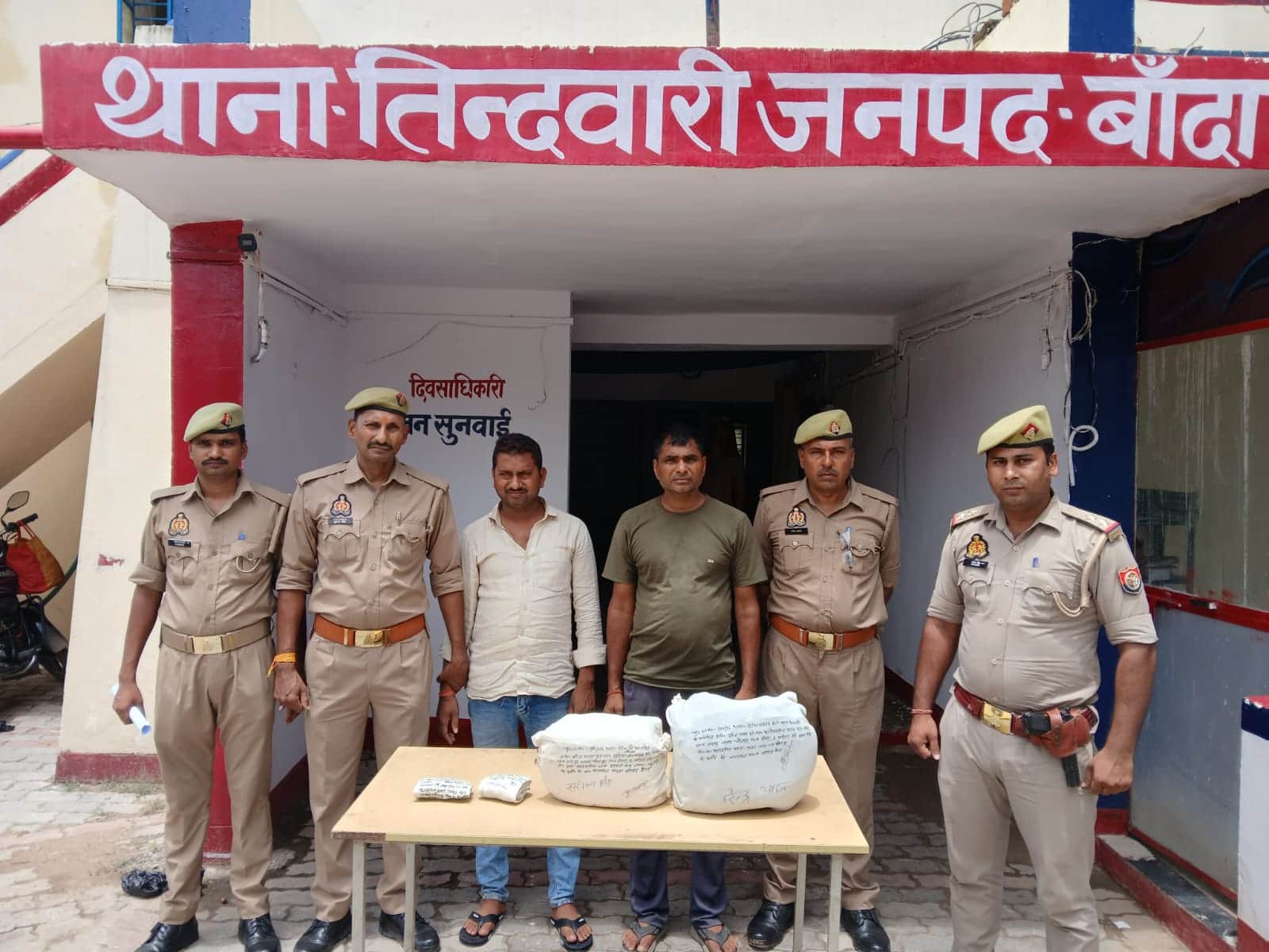 तिंदवारी में पुलिस की गिरफ्त में तस्कर