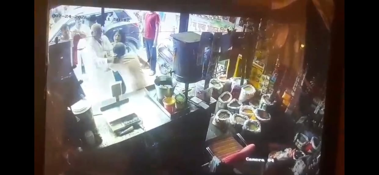 kanpur-fazalganj-shopkeeper-mother-daughter-assault-over-parking