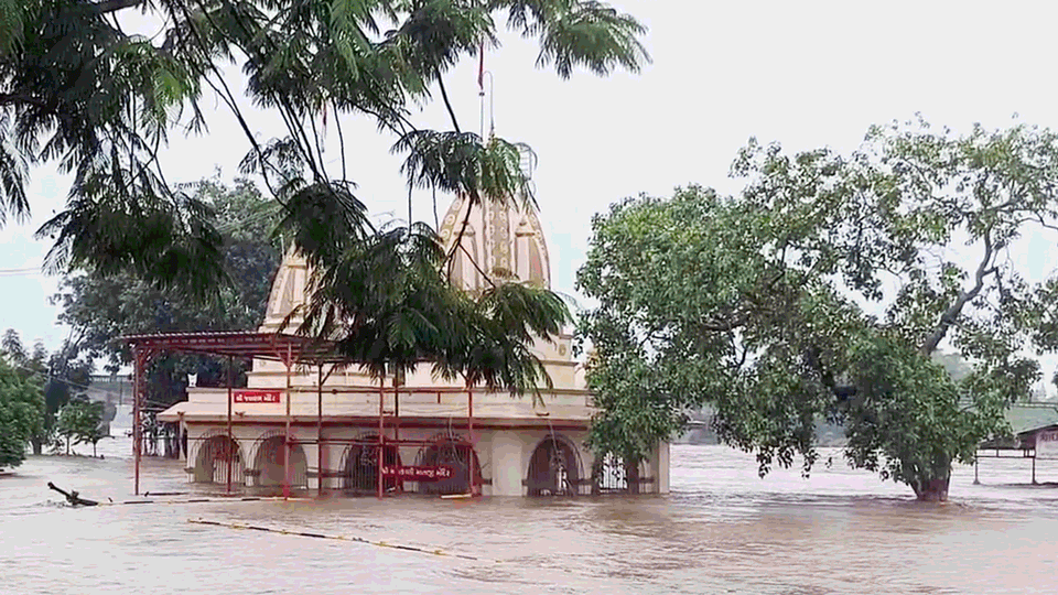 पानी में बहीं गाड़ियां, सड़क से खेत तक डूबे; असम में बाढ़ से 47 मौत, महाराष्ट्र-गुजरात भी जलमग्न