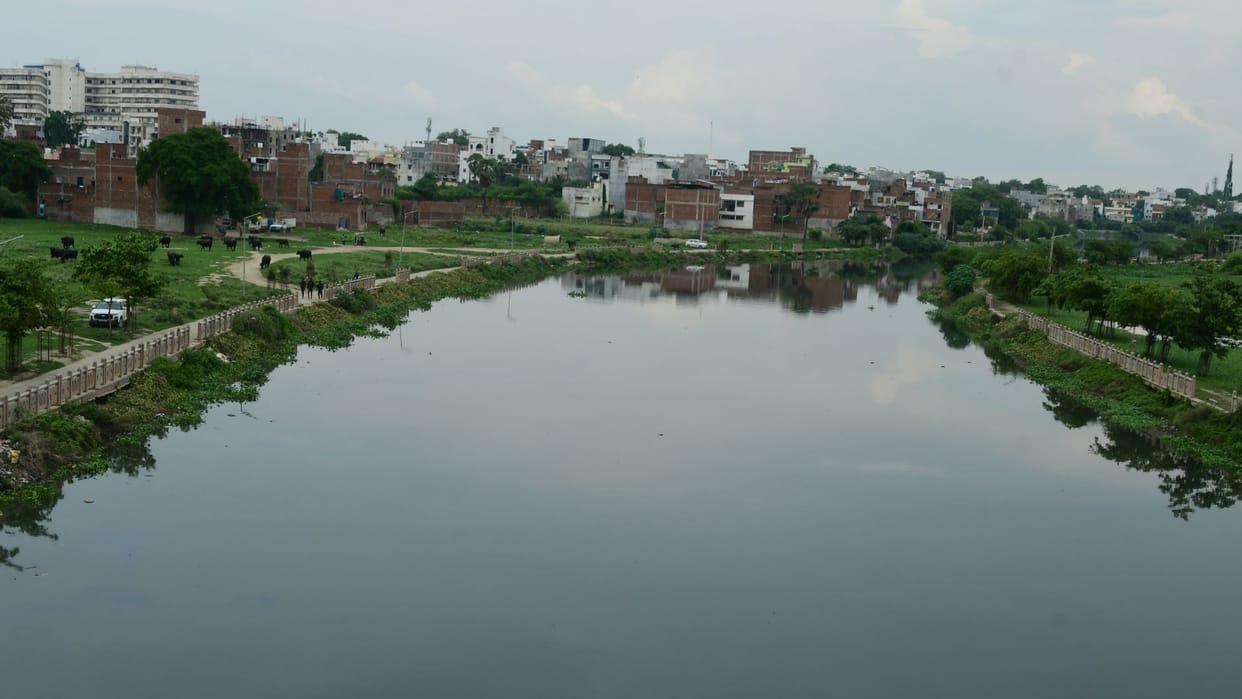 water level of Varuna rising three times faster than Ganga water rising at rate of 30 mm per hour in varanasi