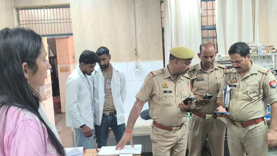 Husband kills wife with sharp-edged weapon In Aligarh