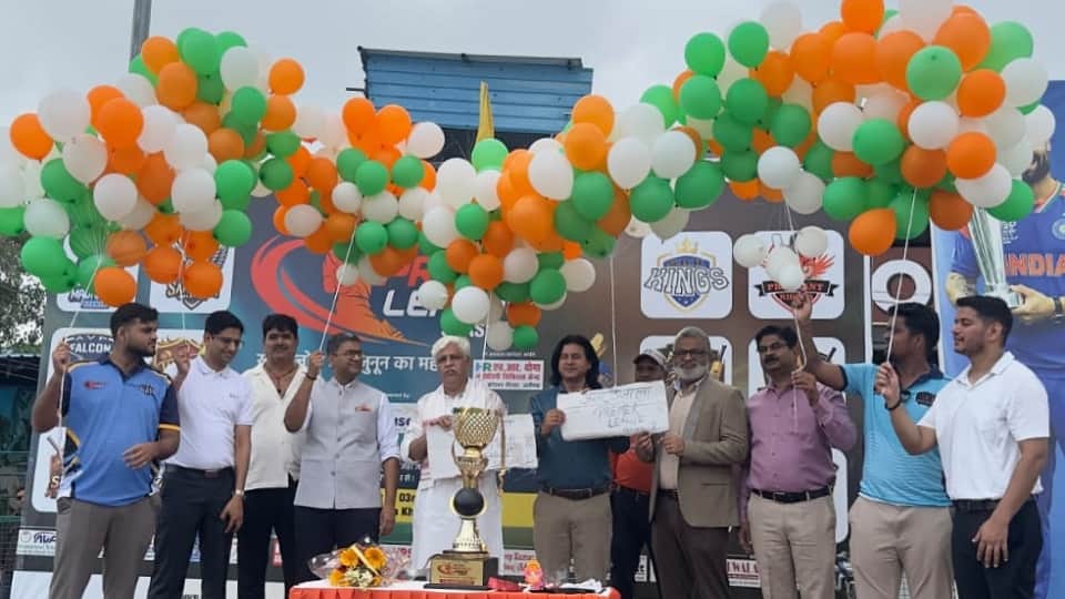 अमर उजाला प्रीमियर लीग की ट्रॉफी का अनावरण