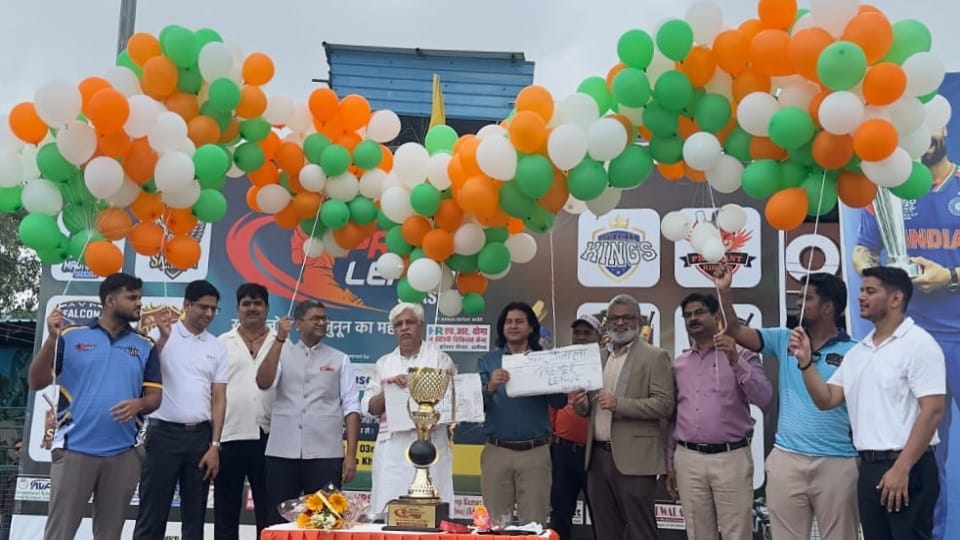 अमर उजाला प्रीमियर लीग की ट्रॉफी का अनावरण