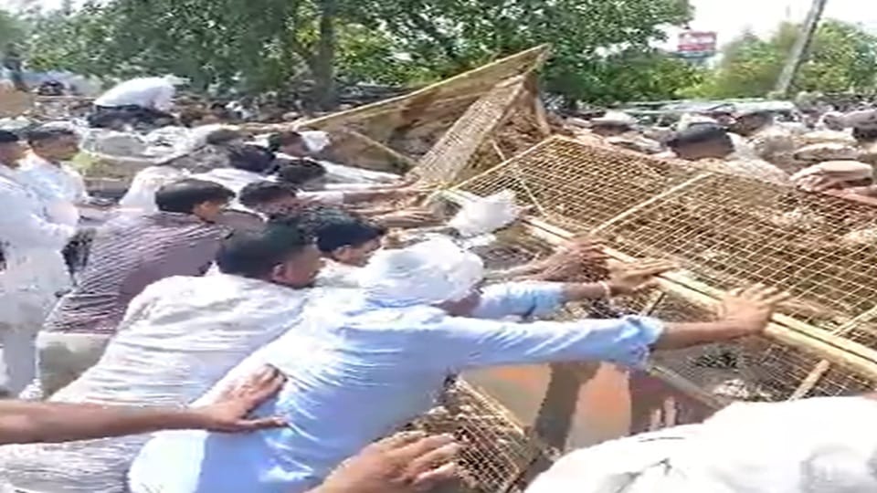 परिवहन मंत्री के आवास का घेराव, बेरिकेड्स तोड़े