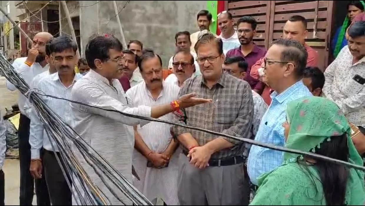 अधिकारियों पर भड़के विधायक।
