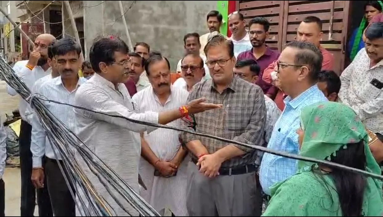 अधिकारियों पर भड़के विधायक।