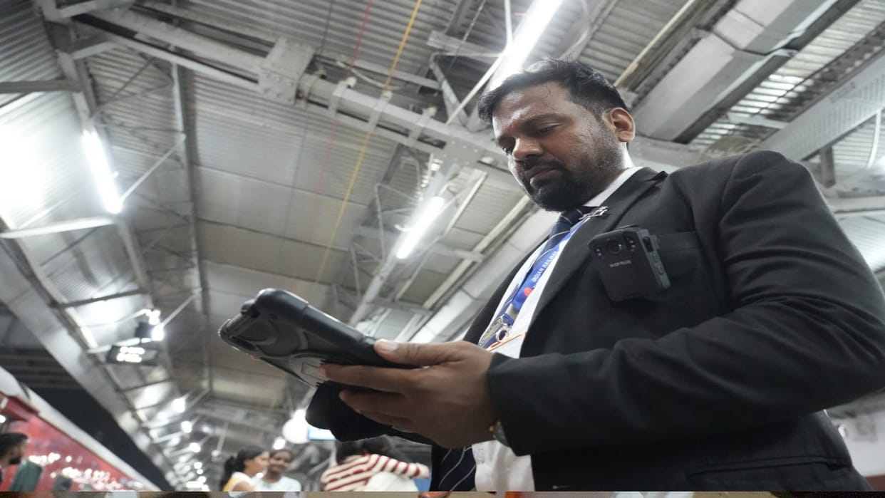 TTE on Prayagraj and Shram Shakti Express equipped with body-worn cameras; a Railway initiative for transparen