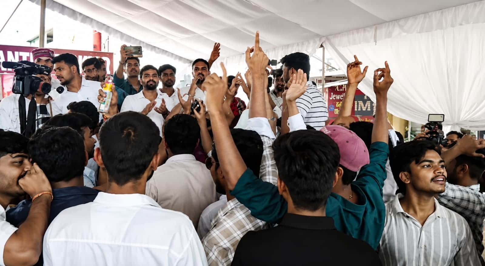 केंद्रीय शिक्षा मंत्री धर्मेंद्र प्रधान के इस्तीफे के बाद भोपाल में जश्न