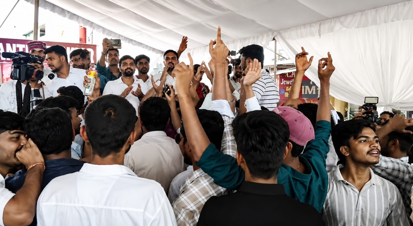 केंद्रीय शिक्षा मंत्री धर्मेंद्र प्रधान के इस्तीफे के बाद भोपाल में जश्न