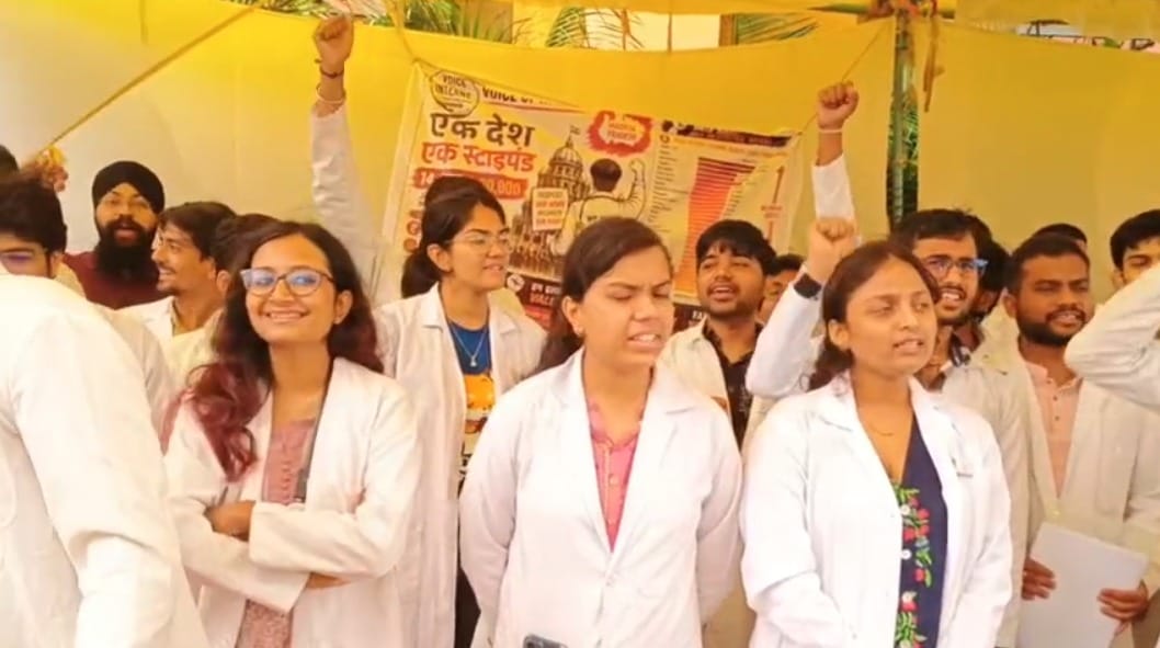 एमबीबीएस इंटर्न लगातार दूसरे दिन हड़ताल पर