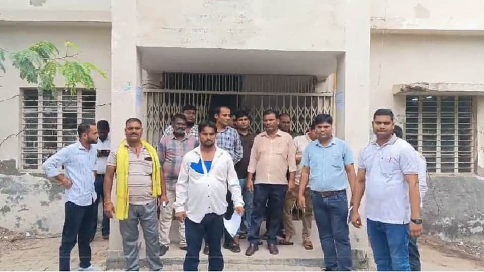 Altercation between Electricity Department XEN and office assistant in Mathura