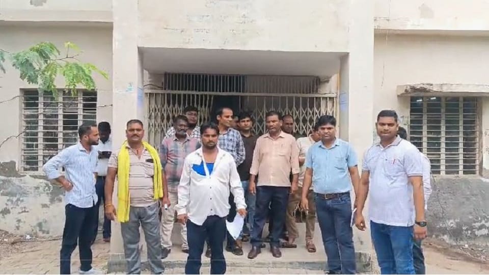 Altercation between Electricity Department XEN and office assistant in Mathura
