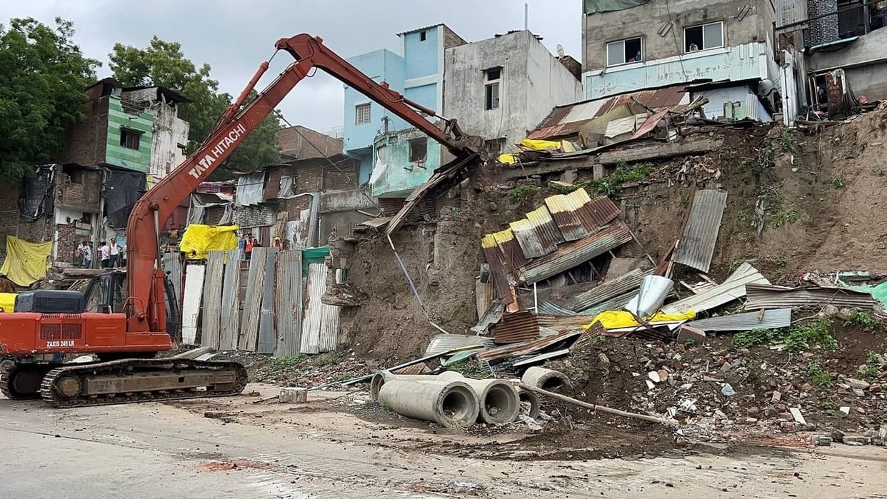 indore-news-municipal-corporation-demolishes-dangerous-houses-near-sanjay-setu