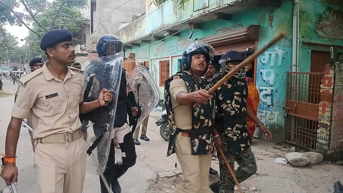 छात्रों के पथराव के बाद पुलिस का लाठीचार्ज