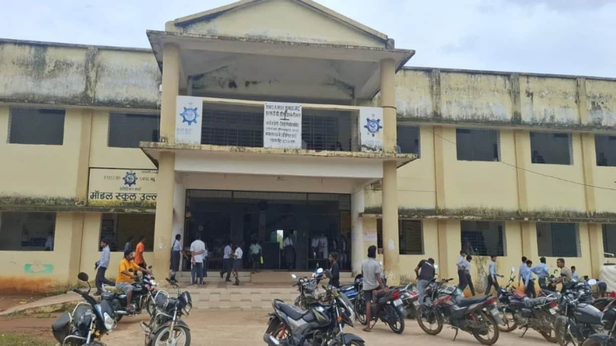 CG News: Smart Education Claims Exposed; 867 Children Study Without Electricity, Officials Wake Up After Media