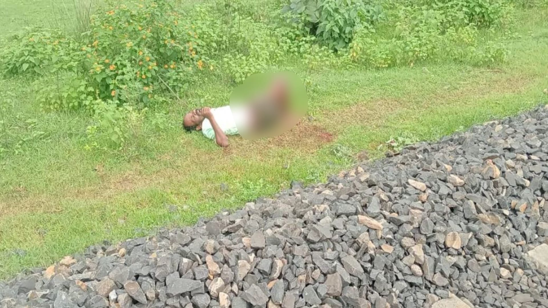 मालगाड़ी की चपेट में आने से किसान का पैर कटा