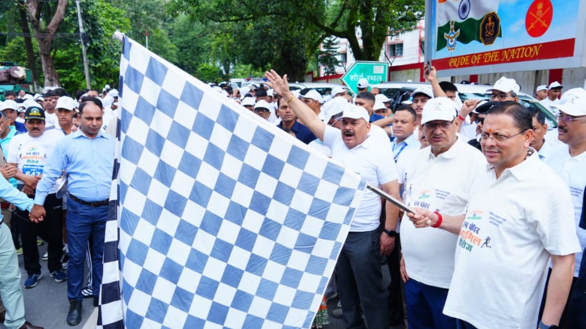 Dehradun: मुख्यमंत्री धामी ने ‘रन फॉर कारगिल हीरोज मैराथॉन को दिखाई हरी झंडी, शहीदों को दी श्रद्धांजलि