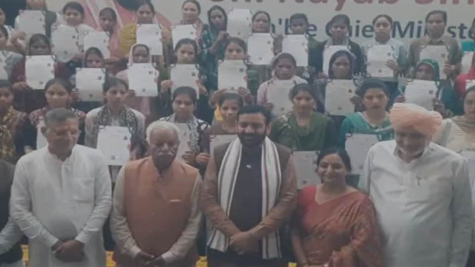 Chief Minister Saini honors 160 meritorious students and flags off a marathon in Yamunanagar.