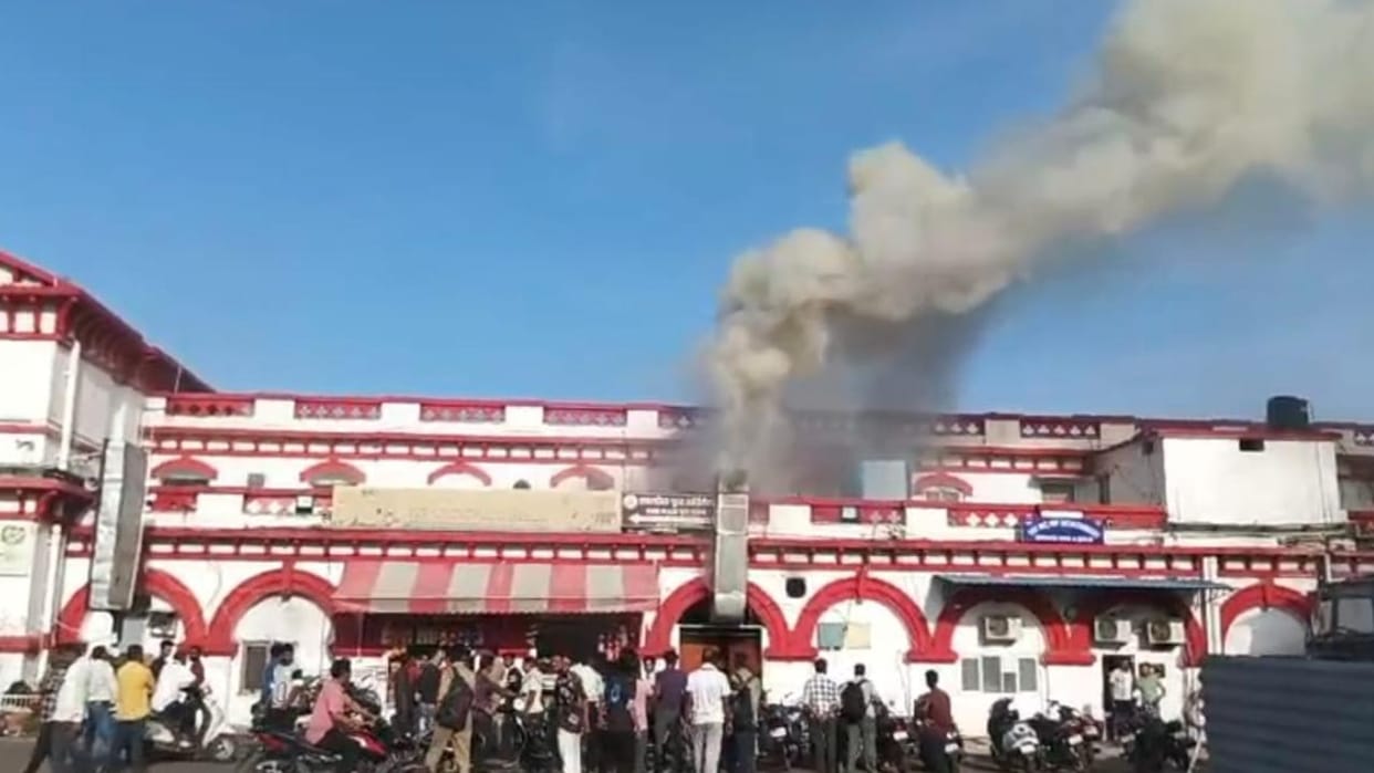 Jhansi: Fire breaks out at the railway station's food plaza, causing panic