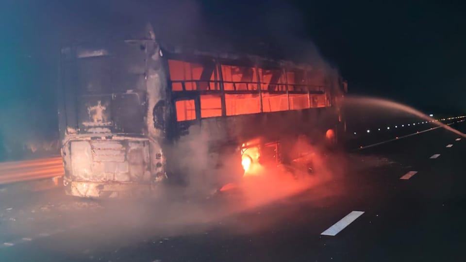 Fire breaks out in AC sleeper bus speeding on Ganga Expressway; passengers save their lives by jumping out