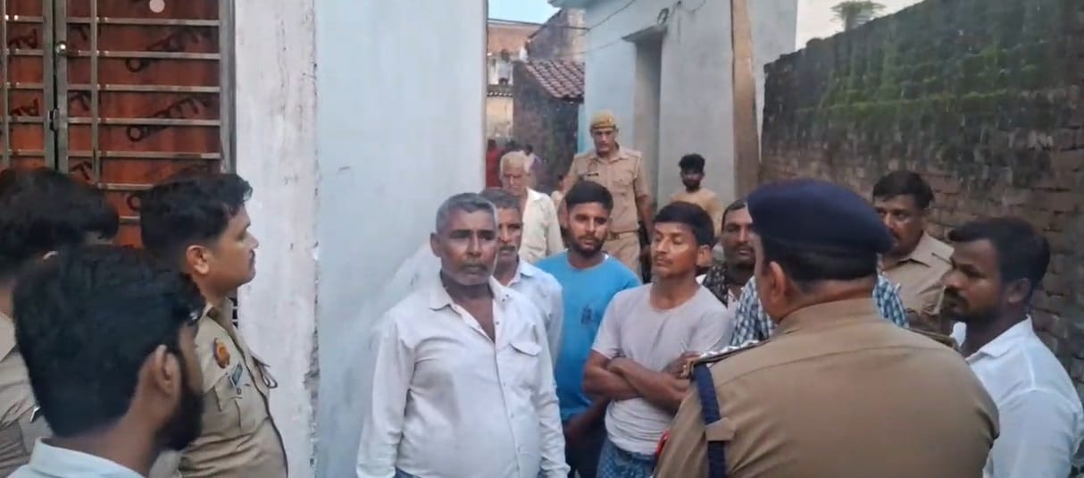 Student slaps Sub-Inspector constables in bareilly