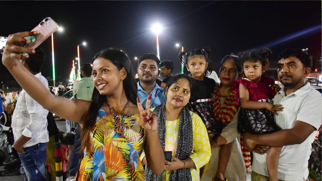 People are taking selfies while traveling on Gorakhpur's first six-lane highway.