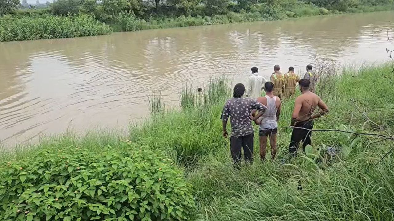 गोताखोरों ने शव को नहर से किया बरामद