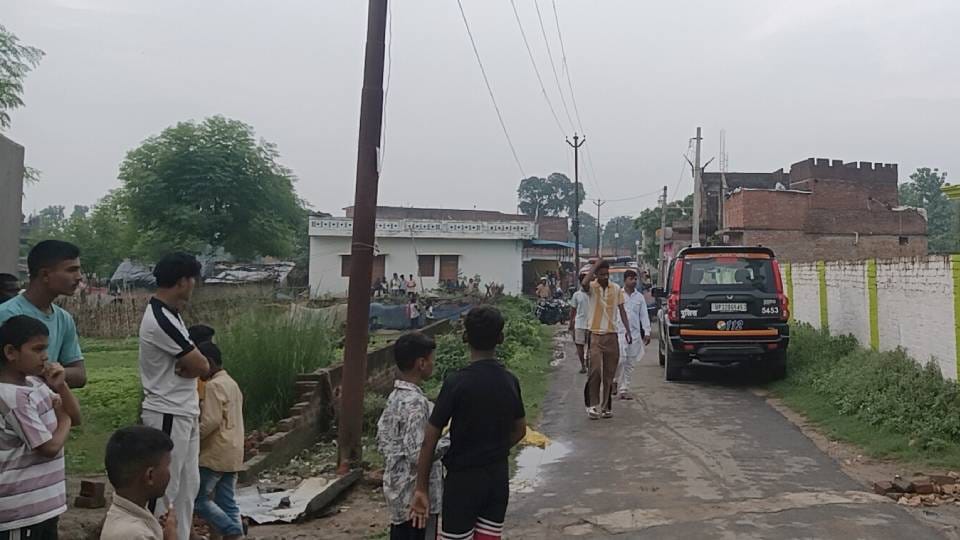 police team surrounded and beaten gone to rescue woman In Balrampur case registered against 17 people